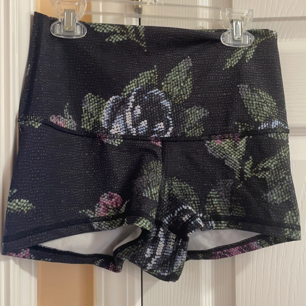 LULULEMON SHORTS 2.5”